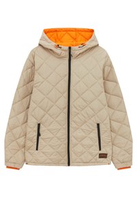 Veste matelassée beige avec capuche, doublure orange, fermeture éclair noire et deux poches latérales. Comprend des poignets élastiques et une bordure orange contrastante.
