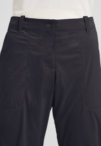 Dunkelgraue Hose mit glatter Stofftextur, Vorderentaschen, braunem Knopfverschluss und Gürtelschlaufen.