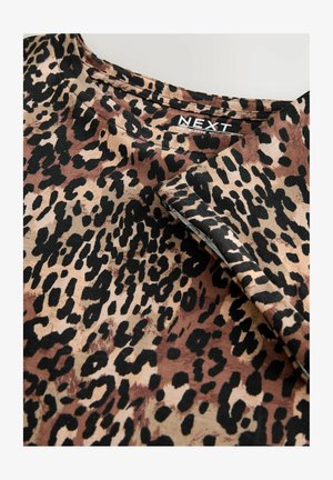 Top met luipaardprint en korte mouwen, met tinten bruin, beige en zwart. Zachte stof met een gladde textuur en een ronde halslijn.