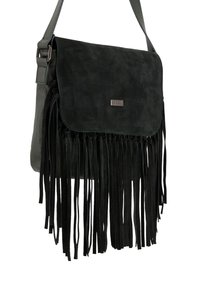 Zwarte suède handtas met franjes, klepafsluiting en zilveren hardware. Gladde leren schouderband voor prettig draagcomfort.