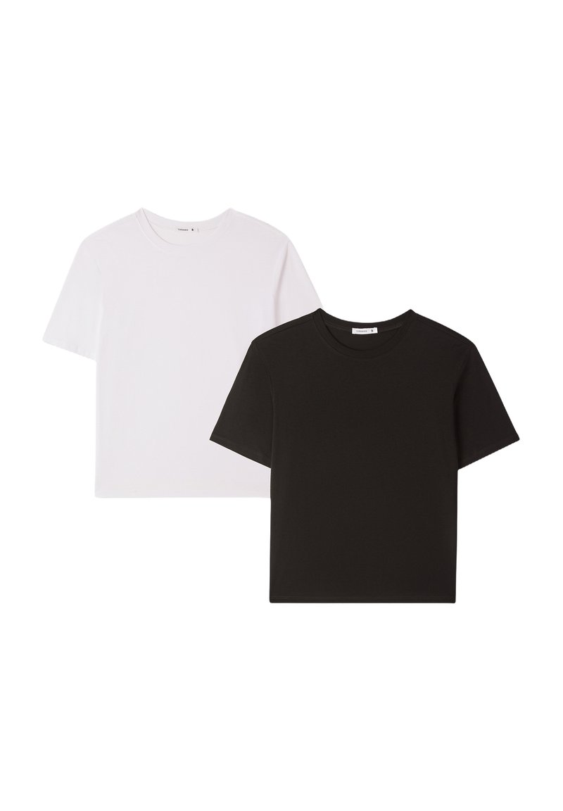 W zestawie znajdują się dwie koszulki z okrągłym dekoltem: jedna biała i jedna czarna. Obie wykonane są z miękkiego, gładkiego materiału, mają krótkie rękawy i luźny krój.