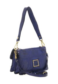 Borsa a mano in pelle blu con borchie dorate, ampia tracolla, ulteriore tracolla sottile regolabile e una toppa quadrata con borchie logo sul davanti.