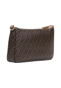 Borsa clutch in pelle marrone con motivo geometrico, chiusura a zip e dettagli in metallo color oro. Texture liscia con design arrotondato sul fondo.