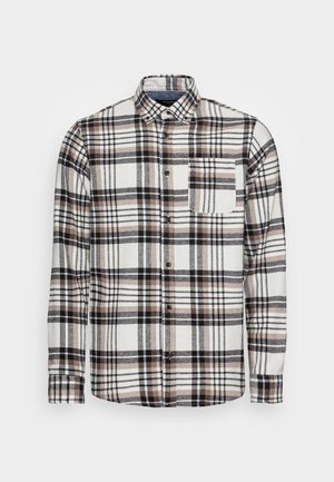 Chemise à manches longues boutonnée avec motif à carreaux marron, noir et blanc et une poche poitrine, présentée sur un fond uni.