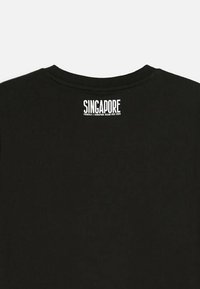 Czarna koszulka z odkrytymi plecami, z białym napisem "SINGAPORE" oraz mniejszym tekstem poniżej odnoszącym się do "Formula 1 Singapore Grand Prix 2023."