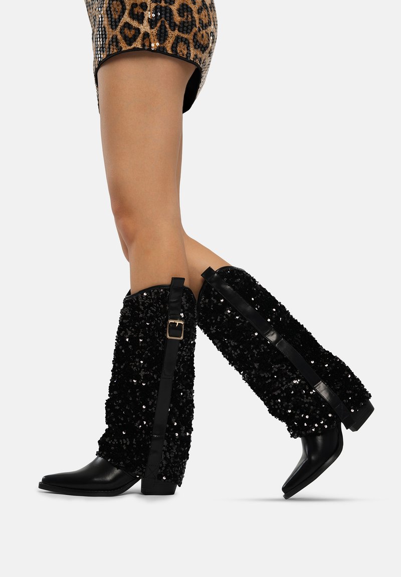 Botines negros de lentejuelas con una superficie brillante, que presentan una punta afilada, tacón cuadrado y un detalle de correa ajustable.