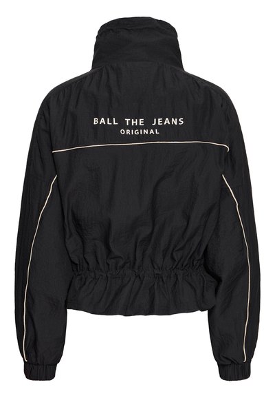 Crna skraćena jakna s elastičnim pojasom i manžetama. Na leđima se nalazi bijeli otisnuti tekst "BALL THE JEANS ORIGINAL" i kontrastni pojas.