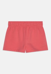 Korallfärgade bomullsshorts med resårmidja, som har en lös passform och slät textur, lämpliga för avslappnad bruk.