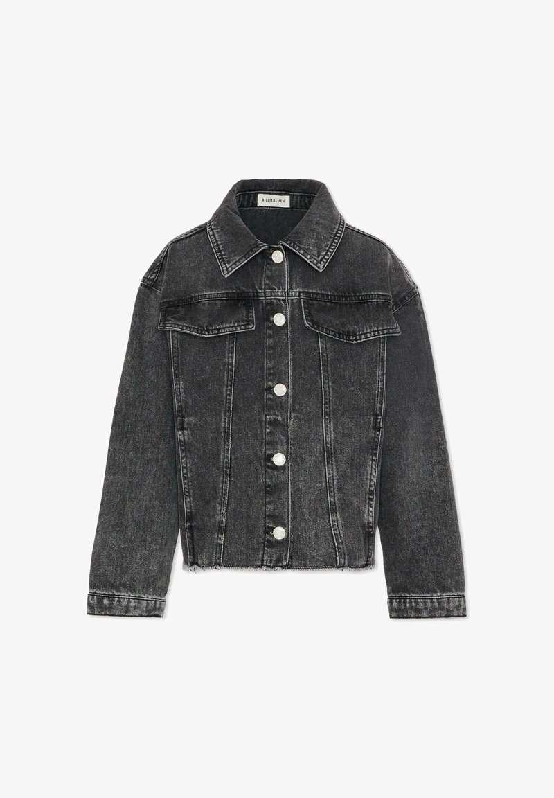 Zwarte spijkerjasje met een kraag, twee borstzakken, zilveren knopen en contrasterende witte stiknaden. Verkort ontwerp met rafelige zoom.