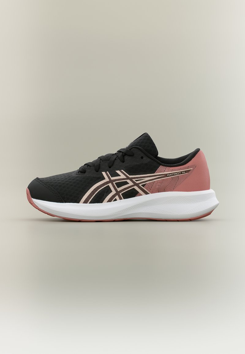 Αθλητικό παπούτσι τρεξίματος σε μαύρο και ροζ με λευκή σόλα, πλέγμα στο επάνω μέρος και διακοσμητικό λογότυπο στο πλάι, εμφανιζόμενο από την εξωτερική πλευρά.