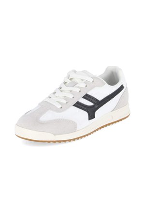 Witte en lichtgrijze sneaker met witte veters, zwart logo aan de zijkant en een rubberen zool met een gestructureerde grip.