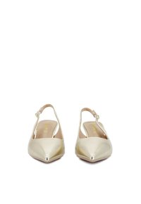 Ballerine slingback con punta appuntita, finitura in satin dorato metallico e cinturino alla caviglia regolabile. Texture liscia e design minimalista.