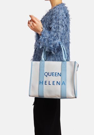 Borsa in tela con manici azzurri, caratterizzata da grandi testi stampati "QUEEN HELENA". Il design è rettangolare con una forma strutturata.