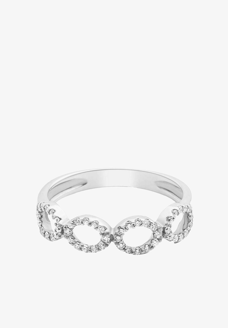 Sudraba gredzens ar trim ovālām atverēm, katra rotāta ar mazām caurspīdīgām akmens daļiņām. Gluda josla un pulēta virsma. Kompakts dizains.