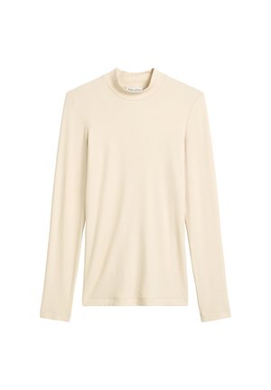 Crème-kleurige lange mouw gebreide top met een kraag zonder flappen, eenvoudig ontwerp en zichtbaar merklabel aan de binnenkant van de halslijn.
