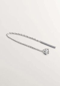 Collar de cadena de plata con un colgante geométrico que presenta una piedra preciosa transparente y un colgante de barra elegante, destacando la textura metálica pulida.