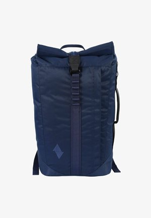 Navyblaue Rucksack aus strapazierfähigem Stoff, ausgestattet mit einem Rolltop-Verschluss, einem Vordergurt und einem Seitengriff. Glatte Textur mit minimalem Branding.