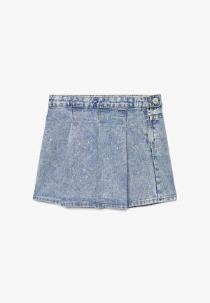Minigonna in denim azzurro chiaro con pieghe e decorazioni argentate sparse. Presenta una chiusura laterale con zip e bottone.