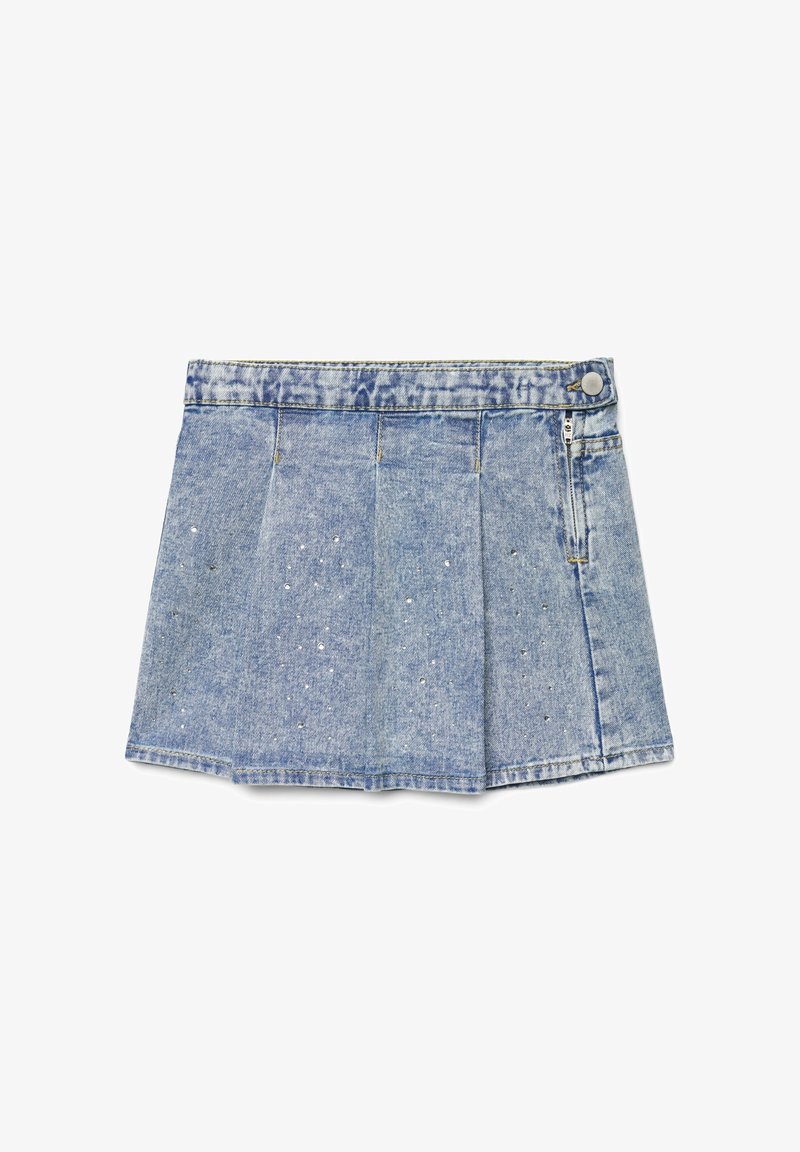 Jeansowa mini spódniczka w jasnoniebieskim kolorze z plisami i rozproszonymi srebrnymi zdobieniami. Posiada zamek błyskawiczny i zapięcie na guzik z boku.