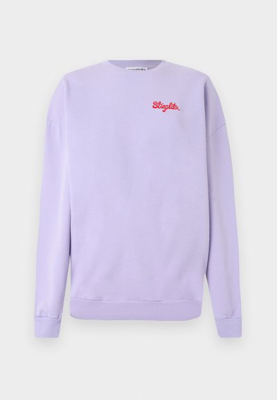 Λιλά φούτερ με μακριά μανίκια και στρογγυλή λαιμόκοψη, με κόκκινο λογότυπο «Stieglitz» με έντονη γραφή στο πάνω αριστερό μέρος του στήθους.