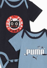 Due bodysuit per bambini: uno blu navy con un grande logo di un gatto nero all'interno di un cerchio rosso e uno azzurro chiaro con la scritta "PUMA" in caratteri bold e accenti giocosi.