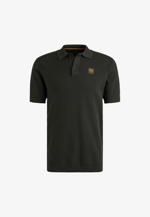 Dunkelgrünes Poloshirt mit kurzen Ärmeln aus strukturiertem Stoff, mit umgeschlagenem Kragen, zwei Knöpfen und einem kleinen Logo-Patch auf der Brust.