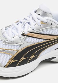 Puma MORPHIC - Scarpe da corsa su strada - white/gold/silver