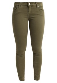 Jeans ajustados de mujer en verde oliva con botón frontal, cremallera, trabillas y cinco bolsillos, mostrados de frente sobre un fondo blanco.