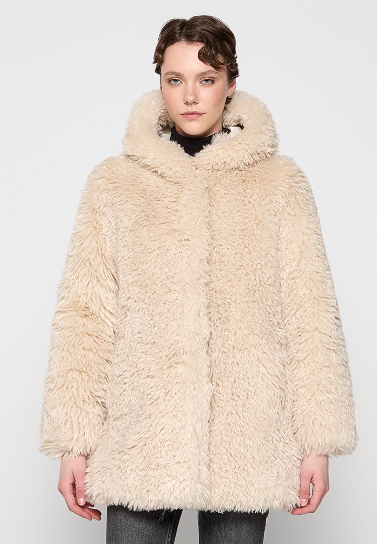 Beige Kunstfellmantel mit Kapuze, mit einer weichen, flauschigen Textur und geradem Schnitt. Vorderer Verschluss ohne sichtbare Verschlüsse.
