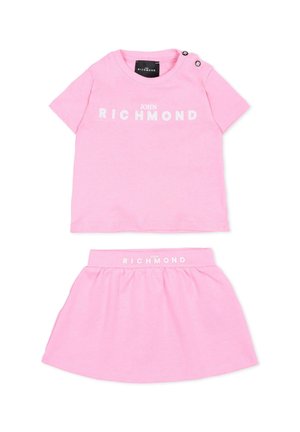 Różowy strój dla malucha z koszulką z krótkim rękawem i spódnicą, obie części z białym logo "John Richmond" oraz zatrzaskami na ramieniu koszulki.