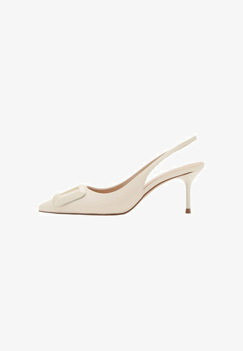 Beige slingback-pumps med spids tå, mellemhøj stiletthæl og rektangulært spænde foran.