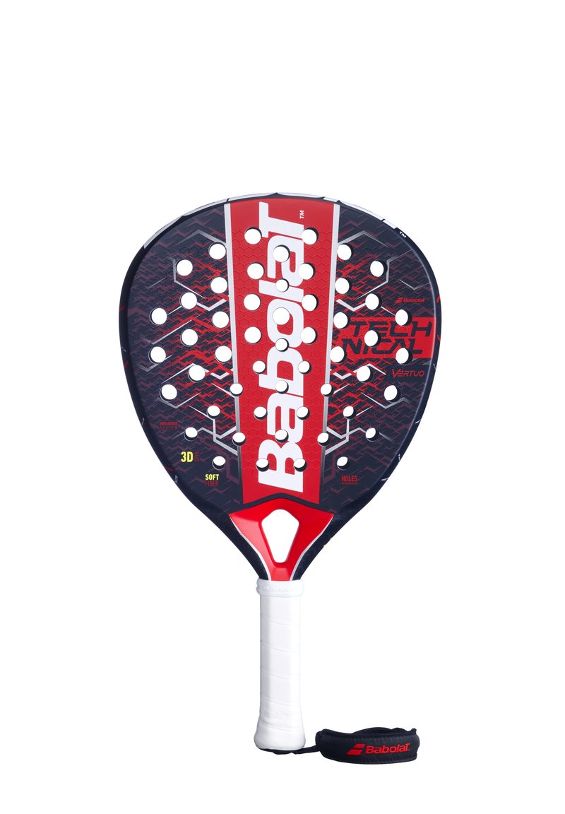 Babolat Padel-Schläger mit einem schwarz-roten, sechseckigen Muster, ovaler Form, gebohrten Löchern, weißem Griff und einem Riemen für sicheren Halt.