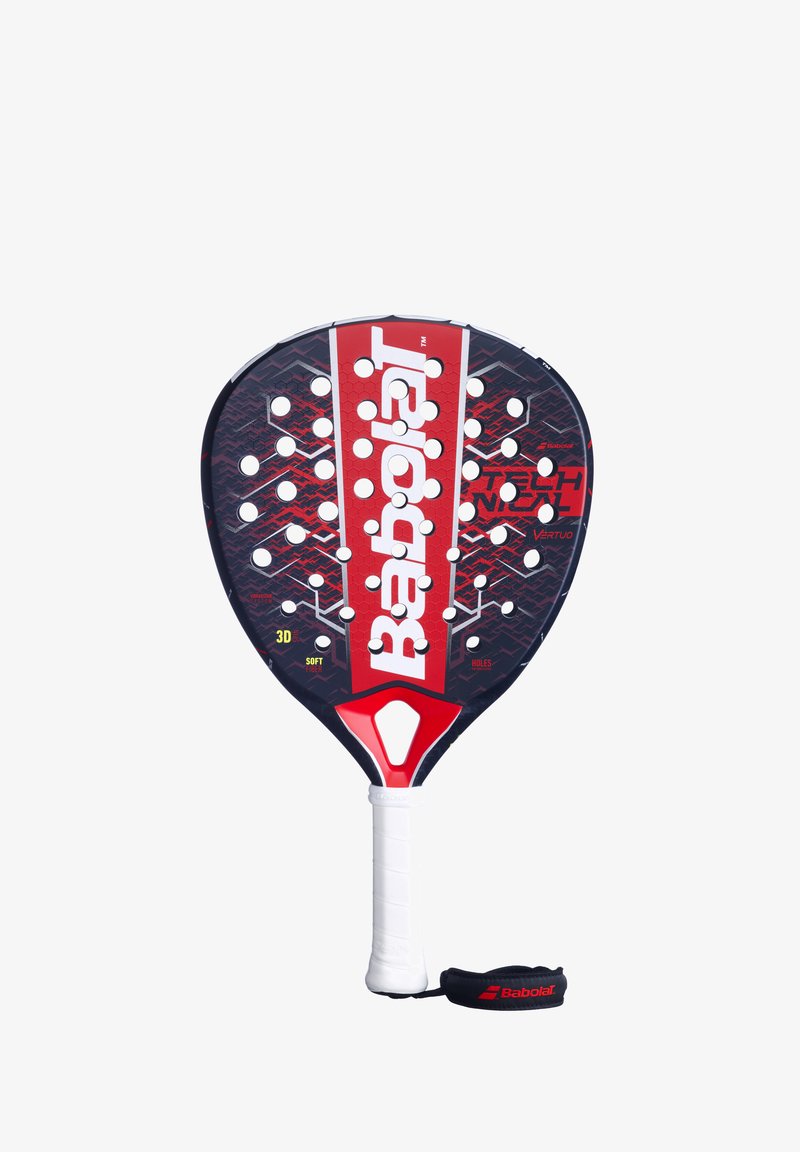 Babolat padel racket met een zwart en rood hexagonaal patroon, ovale vorm, geboorde gaten, witte grip en band voor veilige handling.