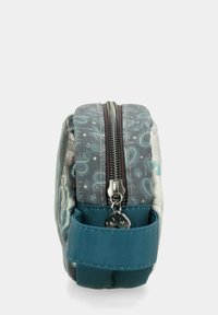 Pochette rettangolare compatta in teal con tessuto decorato. Presenta una chiusura centrale con zip e un'etichetta con accento decorativo. Texture morbida.