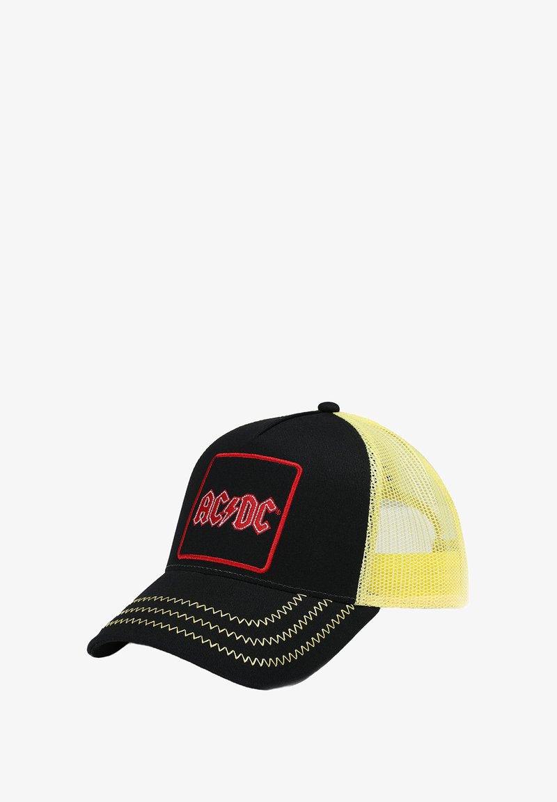 Schwarze Mesh-Kappe mit gelben Akzenten, mit einem roten gestickten AC/DC-Logo auf der Vorderseite und Zickzack-Steppnaht entlang des Schirms.