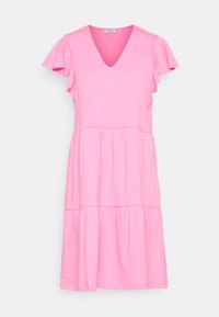 Vestido de algodão rosa com mangas curtas às rufos, decote em V e design em camadas, apresentando uma textura suave e uma silhueta fluída.