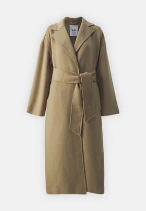 Manteau en laine beige avec une ceinture à nouer, grands revers et manches longues. Texture lisse avec une silhouette structurée et sans fermetures visibles.