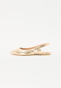 Chaussures plates à bride arrière en doré métallique, présentant un bout pointu, une texture lisse et une semelle plate avec une sangle réglable.