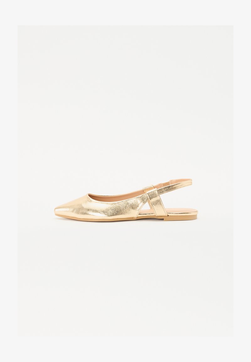 Zapatos planos tipo slingback en dorado metálico, con puntera afilada, textura suave y suela plana con una correa ajustable.
