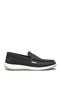 Scarpa nera in pelle slip-on con suola in gomma bianca, caratterizzata da cuciture decorative e una fascia sulla parte superiore per un tocco di dettaglio in più.