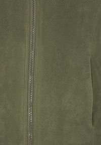Olivgrüne Fleecejacke mit durchgehendem Reißverschluss und metallischem Zipper. Weicher, strukturierter Stoff ohne sichtbare Muster oder Akzente.