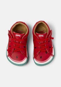 Zapatos de cuero rojo para niños pequeños con detalles negros tipo semilla, suela blanca y turquesa, con puntera redonda y diseño con cordones.