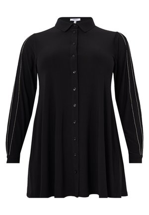 Chemise noire à boutons avec manches longues, col et détails de couture sur les côtés. Fabriquée dans un tissu lisse, elle présente une coupe décontractée et un ourlet évasé.