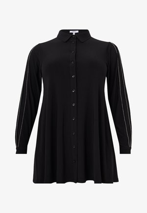 Chemise noire à boutons avec manches longues, col et détails de couture sur les côtés. Fabriquée dans un tissu lisse, elle présente une coupe décontractée et un ourlet évasé.
