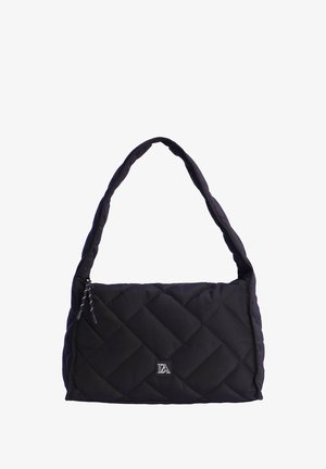 Bolsa de hombro negra acolchada con correa acolchada, cierre de cremallera y pequeño logotipo metálico en el centro frontal.