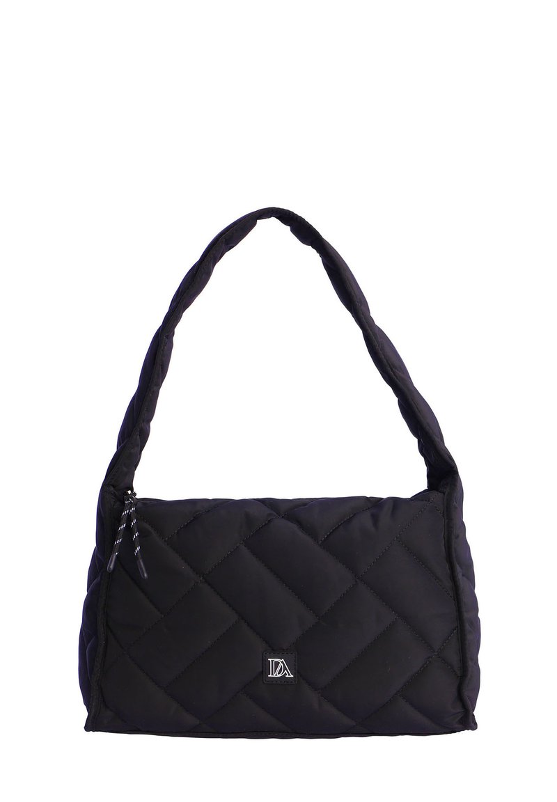 Bolsa de hombro negra acolchada con correa acolchada, cierre de cremallera y pequeño logotipo metálico en el centro frontal.