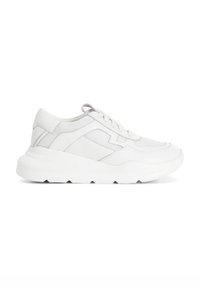 Weiße Sneaker mit einer strukturierten Oberseite aus Mesh und glatten Abschnitten, runder Zehenpartie und einer dicken, gepolsterten Sohle. Dezente Designelemente sind vorhanden.