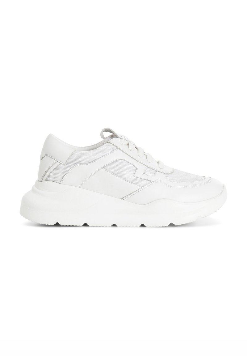 Weiße Sneaker mit einer strukturierten Oberseite aus Mesh und glatten Abschnitten, runder Zehenpartie und einer dicken, gepolsterten Sohle. Dezente Designelemente sind vorhanden.