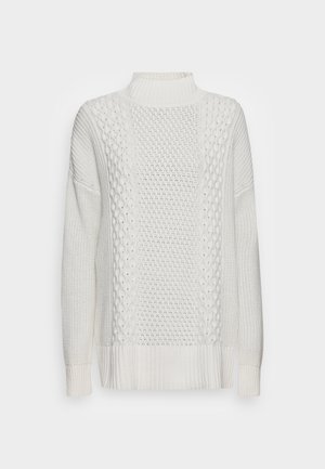 Maglione bianco lavorato a maglia con collo alto, motivo a trecce e motivi testurizzati, maniche lunghe, e polsini e orlo a costine.
