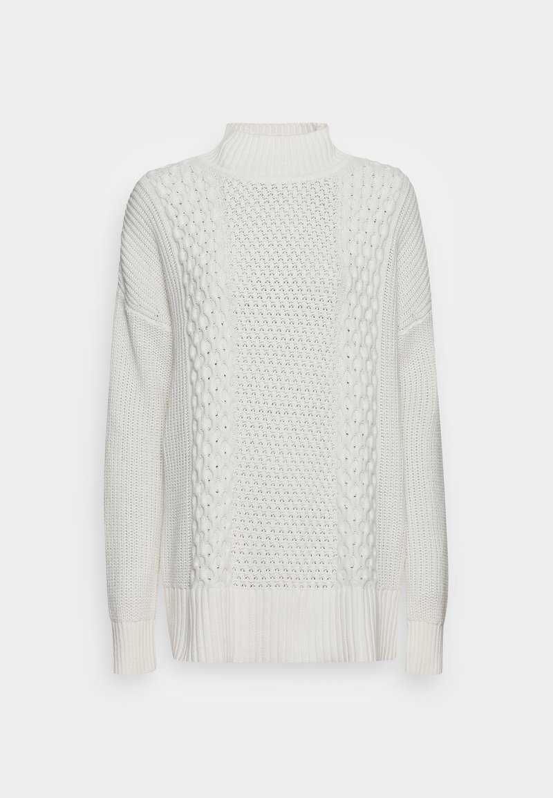 Pull blanc en maille avec col roulé, motif torsadé et texturé, manches longues, poignets et ourlet côtelés.